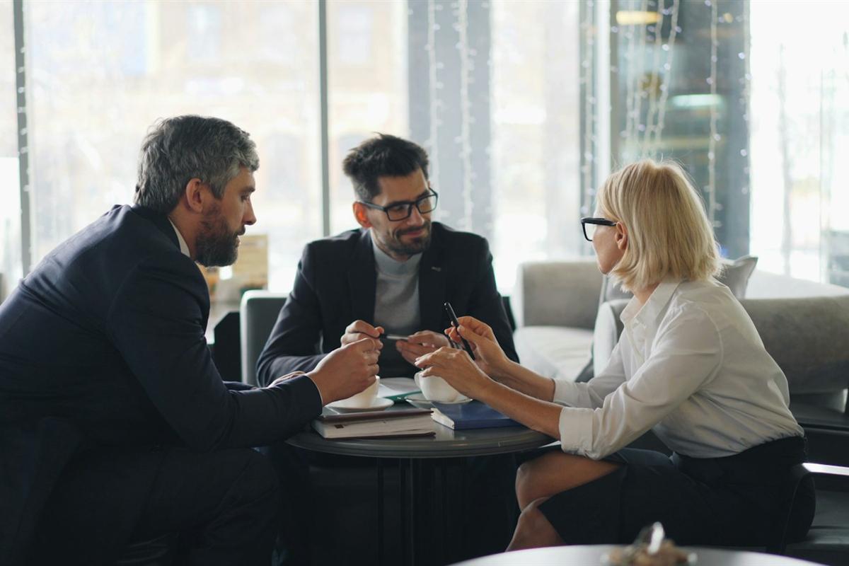Equipe em reunião de negócios